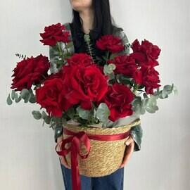Корзина с красными французскими розами