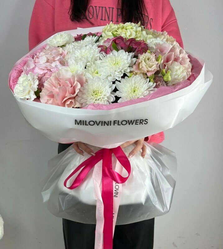 Buket iz gortenzii, hrizantemi,  rozi, standart