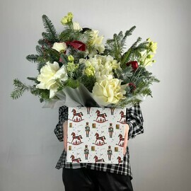 Boks novogodnij iz nobilisa, pihti, eustomi, gortenzii i frantcuzskoj rozi