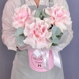 Цветы в коробке из 3 французских роз и эвкалипта