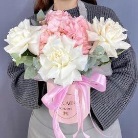 Kompozitciya v korobke s gortenziej i frantcuzskimi rozami