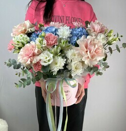 Цветы в коробке с гортензиями, розами и гвоздиками