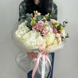 Букет из гортензий, эустомы, кустовых роз