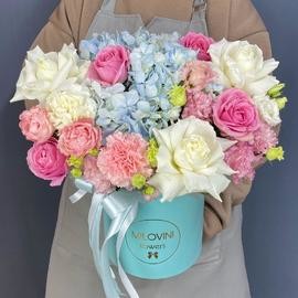 Kompozitciya s goluboj gortenziej, rozami i eustomoj