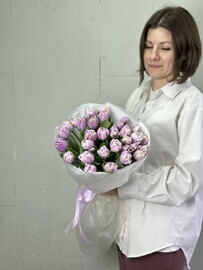Монобукет из пионовидных сиреневых тюльпанов