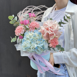 Шляпная коробочка с гортензией французской розой и диантусом 