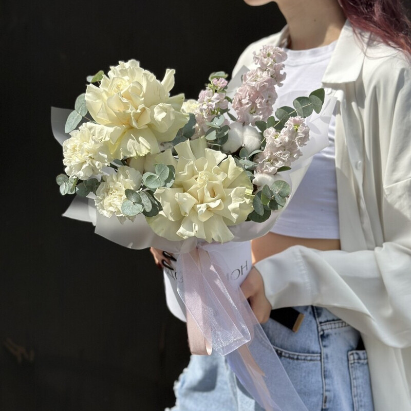 Шляпная коробка с французской розой маттиолой и эвкалиптом , стандартный