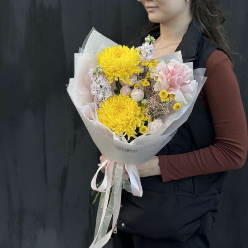 Нежный букет с хризантемой французской розой и маттиолой , стандартный