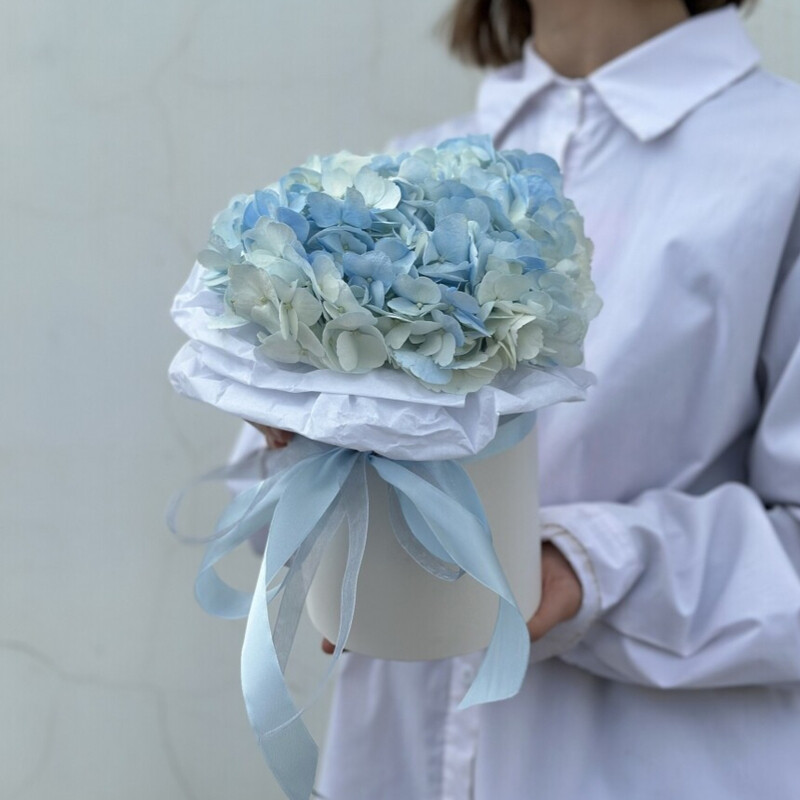 Шляпная коробочка с голубой гортензией , уменьшенный