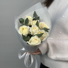 Монобукет из 7 белых роз с эвкалиптом