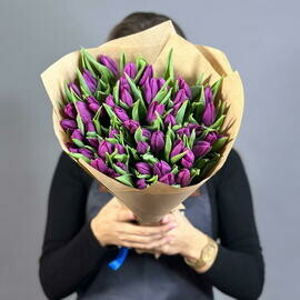Букет из 49 фиолетовых тюльпанов в крафте 