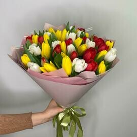 Букет из 51 тюльпана микс в оформлении