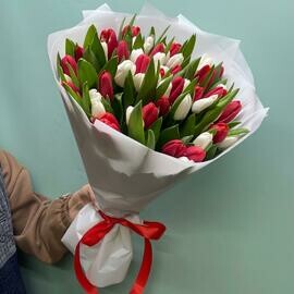 Букет из 51 тюльпана микс в оформлении