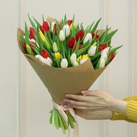 Букет из 51 тюльпана микс в оформлении