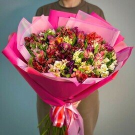 Букет из 51 альстромерий микс в стильной упаковке