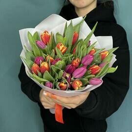 Buket iz 25 tyul_panov miks 30 sm