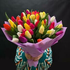 Букет из 51 тюльпана микс  в оформлении