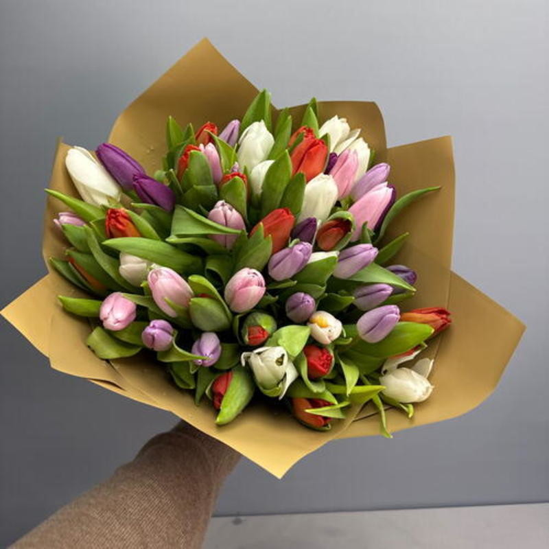 Букет из 51 тюльпана микс в оформлении, букет из 51 тюльпана микс в оформлении