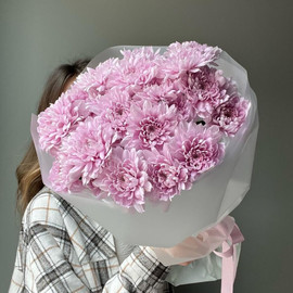 Букет из 5 розовых хризантем кустовых в дизайнерском оформлении 47 см
