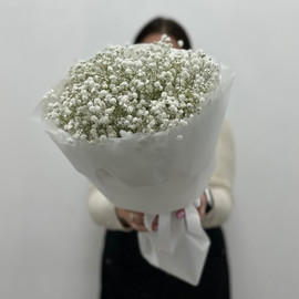 Букет из 5 белых гипсофил в дизайнерском оформлении 35 см