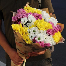 Букет из 15 хризантем микс в крафте 60 см
