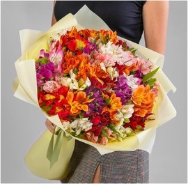 Букет из 51 альстромерии микс в дизайнерском оформлении 