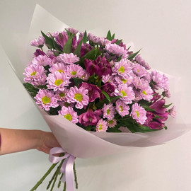 Bouquet of 6 pink chrysanthemums and bush alstroemeria in designer design 45 cm