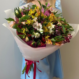 Букет из 25 альстромерий микс в дизайнерском оформлении 60 см