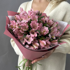 Букет из 11 розовых альстромерий в дизайнерском оформлении 40 см