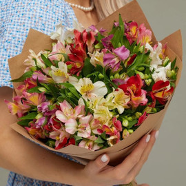 Букет из  15 альстромерий микс в крафте 50 см