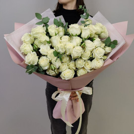 Букет из 13 белых роз в дизайнерском оформлении 50 см