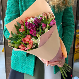 Букет из  9 альстромерий микс в дизайнерском оформлении 50 см