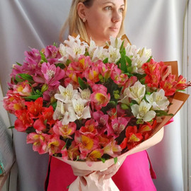 Букет из 15 альстромерий микс в дизайнерском оформлении 50 см