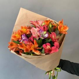 Букет из 7 альстромерий микс в крафте 40 см