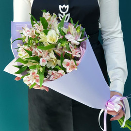 Букет из 7 белых альстромерий в дизайнерском оформлении 50 см