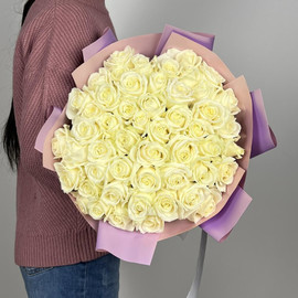 Букет из 51 белой розы в дизайнерском оформлении 50 см