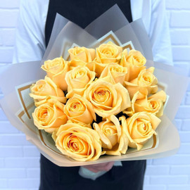 Bouquet of 15 cream roses in designer design 50 cm
