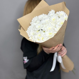 Букет из 9 белых хризантем кустовых в крафте 55 см