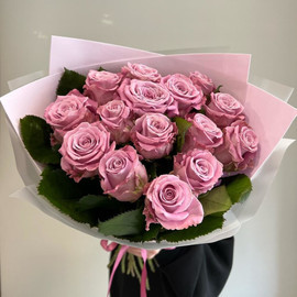 Букет из 15 розовых роз в дизайнерском оформлении 50 см