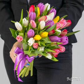 Букет из 35 разноцветных тюльпанов