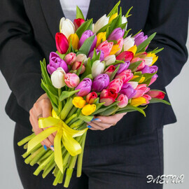 Букет из 51 разноцветного тюльпана с лентой