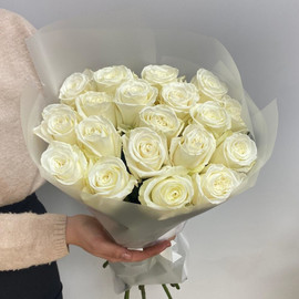 Букет из 19 белых роз в матовой упаковке 50 см