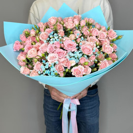 Букет из 15 розовых кустовых роз с гипсофилой 50 см