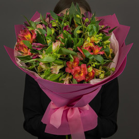 45 см дизайнерлік безендірудегі 15 альстроэмериялық қоспадан тұратын букет