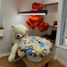 Grandioznij syurpriz» — bol_shaya korzina, 10 sharov-serdetc i mishka 180 sm