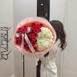 Ob_yomnaya klassika — kustovie rozi i gortenziya