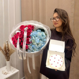 Nezhnij kompliment— buket iz goluboj gortenzii, rozovih kustovih roz i bento-tort