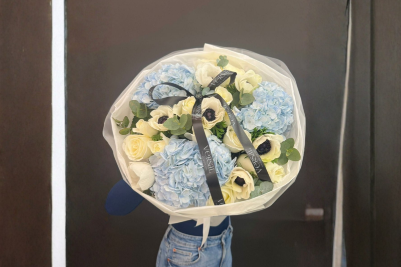 Buket iz gortenzii roz  v oformlenii, standart