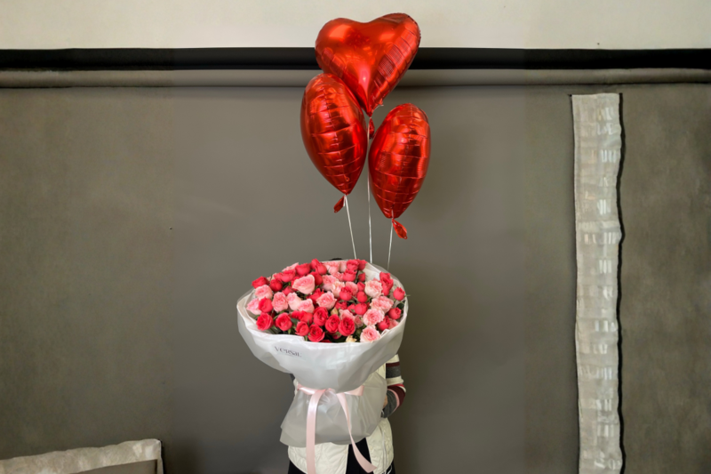 Buket 19 kustovih roz dvuh tcvetov i 3 shara serdtce, standart