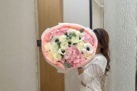 Розовая элегантность» — розовая гортензия, анемоны, розы и эвкалипт